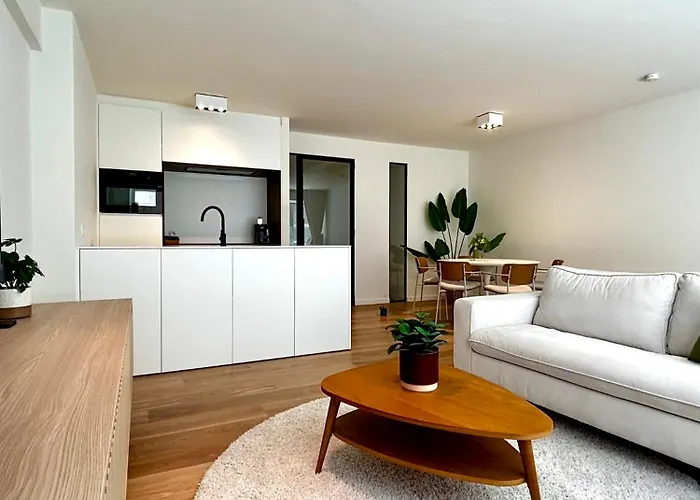 Beautiful With Parking Close To The Sea & Center