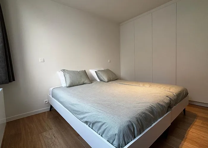 Beautiful With Parking Close To The Sea & Center Daire